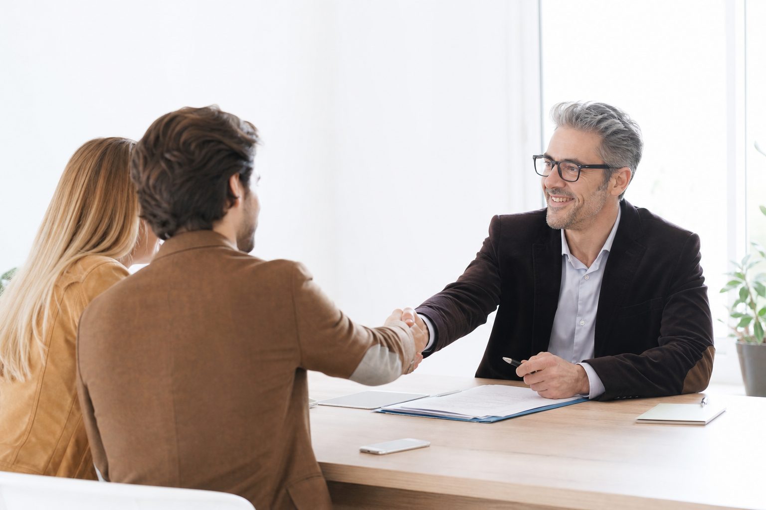 Scena di lavoro che illustra ParcellaTrasparente, Preventivo professionale chiaro e conforme, cosi il cliente firma sapendo esatta
